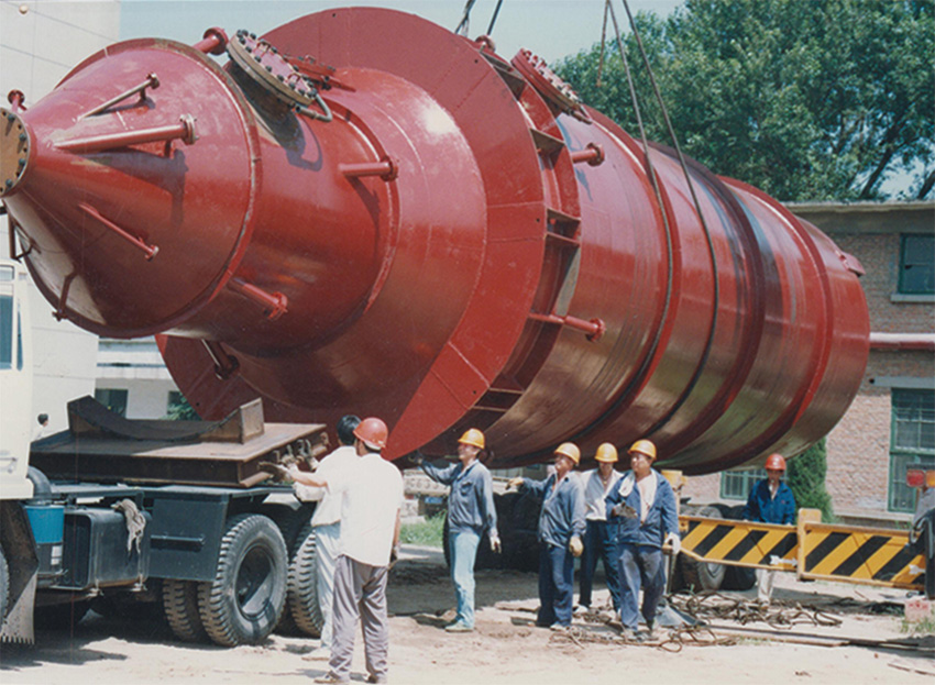  1995年為齊魯石化塑料廠製造的重點設備脫氣倉